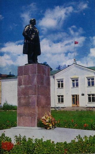 Памятник В.И. Ленину на площади Революции